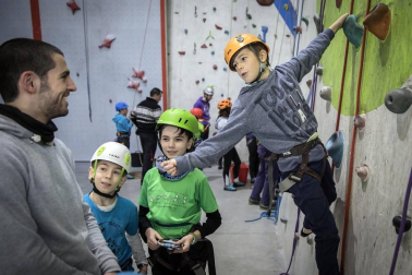Un total de 104 chavales se iniciaron el sábado pasado en el rocódromo Rocópolis de Berrioplano