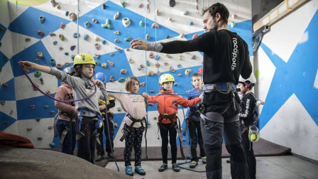 Un total de 104 chavales se iniciaron el sábado pasado en el rocódromo Rocópolis de Berrioplano