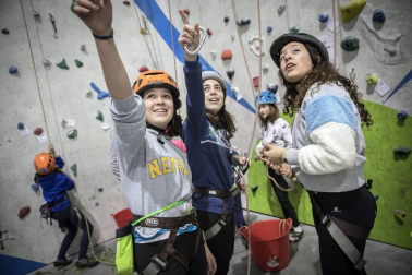 Un total de 104 chavales se iniciaron el sábado pasado en el rocódromo Rocópolis de Berrioplano