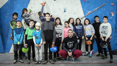 Un total de 104 chavales se iniciaron el sábado pasado en el rocódromo Rocópolis de Berrioplano