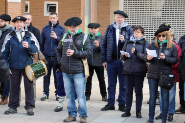 Los andolenses salieron a las calles del 16 al 20 de enero para celebrar sus fiestas de invierno, dedicadas a San Sebastián. La mañana del sábado estuvo amenizada por una concentración de txistularis, que alegraron con su música la jornada. Previamente, para aguantar el frío mañanero, se había procedido al reparto de chocolate y caldico.