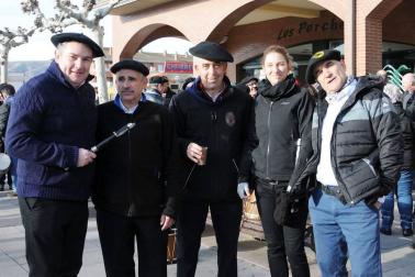 Los andolenses salieron a las calles del 16 al 20 de enero para celebrar sus fiestas de invierno, dedicadas a San Sebastián. La mañana del sábado estuvo amenizada por una concentración de txistularis, que alegraron con su música la jornada. Previamente, para aguantar el frío mañanero, se había procedido al reparto de chocolate y caldico.