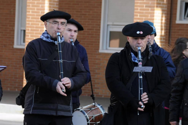 Los andolenses salieron a las calles del 16 al 20 de enero para celebrar sus fiestas de invierno, dedicadas a San Sebastián. La mañana del sábado estuvo amenizada por una concentración de txistularis, que alegraron con su música la jornada. Previamente, para aguantar el frío mañanero, se había procedido al reparto de chocolate y caldico.