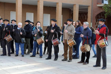 Los andolenses salieron a las calles del 16 al 20 de enero para celebrar sus fiestas de invierno, dedicadas a San Sebastián. La mañana del sábado estuvo amenizada por una concentración de txistularis, que alegraron con su música la jornada. Previamente, para aguantar el frío mañanero, se había procedido al reparto de chocolate y caldico.