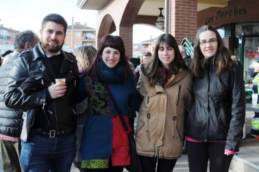 Los andolenses salieron a las calles del 16 al 20 de enero para celebrar sus fiestas de invierno, dedicadas a San Sebastián. La mañana del sábado estuvo amenizada por una concentración de txistularis, que alegraron con su música la jornada. Previamente, para aguantar el frío mañanero, se había procedido al reparto de chocolate y caldico.