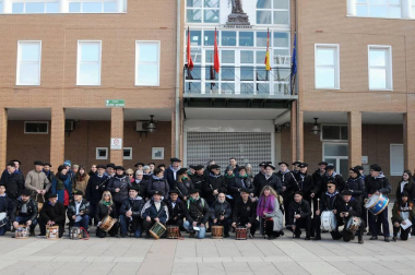 Los andolenses salieron a las calles del 16 al 20 de enero para celebrar sus fiestas de invierno, dedicadas a San Sebastián. La mañana del sábado estuvo amenizada por una concentración de txistularis, que alegraron con su música la jornada. Previamente, para aguantar el frío mañanero, se había procedido al reparto de chocolate y caldico.