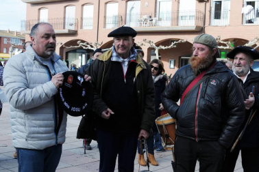 Los andolenses salieron a las calles del 16 al 20 de enero para celebrar sus fiestas de invierno, dedicadas a San Sebastián. La mañana del sábado estuvo amenizada por una concentración de txistularis, que alegraron con su música la jornada. Previamente, para aguantar el frío mañanero, se había procedido al reparto de chocolate y caldico.