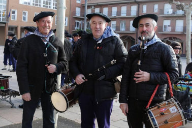 Los andolenses salieron a las calles del 16 al 20 de enero para celebrar sus fiestas de invierno, dedicadas a San Sebastián. La mañana del sábado estuvo amenizada por una concentración de txistularis, que alegraron con su música la jornada. Previamente, para aguantar el frío mañanero, se había procedido al reparto de chocolate y caldico.
