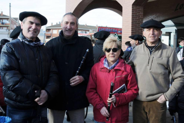 Los andolenses salieron a las calles del 16 al 20 de enero para celebrar sus fiestas de invierno, dedicadas a San Sebastián. La mañana del sábado estuvo amenizada por una concentración de txistularis, que alegraron con su música la jornada. Previamente, para aguantar el frío mañanero, se había procedido al reparto de chocolate y caldico.