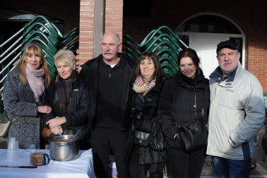 Los andolenses salieron a las calles del 16 al 20 de enero para celebrar sus fiestas de invierno, dedicadas a San Sebastián. La mañana del sábado estuvo amenizada por una concentración de txistularis, que alegraron con su música la jornada. Previamente, para aguantar el frío mañanero, se había procedido al reparto de chocolate y caldico.