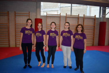 El sábado se celebró en las instalaciones del Estadio Larrabide la Cuarta Jornada Deporte y Mujer donde las 26 participantes asistieron a un encuentro en el que, a través de ejercicios prácticos se reforzó la autoestima y propia seguridad para aprender a afrontar situaciones de riesgo. Además tuvieron la oportunidad de adquirir conocimientos básicos utilizables y efectivos en un caso de riesgo físico.