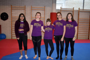 El sábado se celebró en las instalaciones del Estadio Larrabide la Cuarta Jornada Deporte y Mujer donde las 26 participantes asistieron a un encuentro en el que, a través de ejercicios prácticos se reforzó la autoestima y propia seguridad para aprender a afrontar situaciones de riesgo. Además tuvieron la oportunidad de adquirir conocimientos básicos utilizables y efectivos en un caso de riesgo físico.