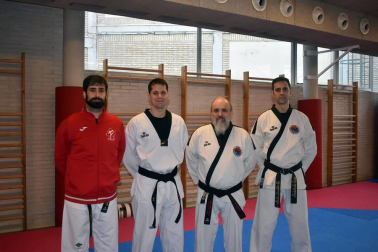 El sábado se celebró en las instalaciones del Estadio Larrabide la Cuarta Jornada Deporte y Mujer donde las 26 participantes asistieron a un encuentro en el que, a través de ejercicios prácticos se reforzó la autoestima y propia seguridad para aprender a afrontar situaciones de riesgo. Además tuvieron la oportunidad de adquirir conocimientos básicos utilizables y efectivos en un caso de riesgo físico.