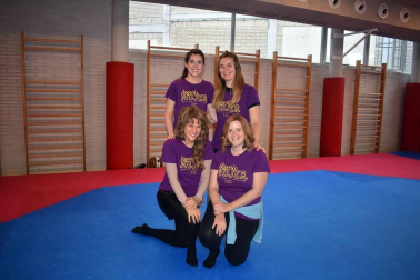 El sábado se celebró en las instalaciones del Estadio Larrabide la Cuarta Jornada Deporte y Mujer donde las 26 participantes asistieron a un encuentro en el que, a través de ejercicios prácticos se reforzó la autoestima y propia seguridad para aprender a afrontar situaciones de riesgo. Además tuvieron la oportunidad de adquirir conocimientos básicos utilizables y efectivos en un caso de riesgo físico.