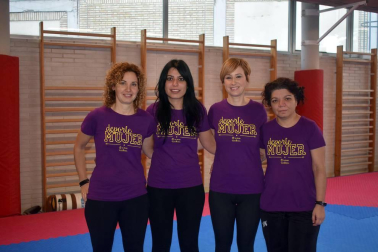 El sábado se celebró en las instalaciones del Estadio Larrabide la Cuarta Jornada Deporte y Mujer donde las 26 participantes asistieron a un encuentro en el que, a través de ejercicios prácticos se reforzó la autoestima y propia seguridad para aprender a afrontar situaciones de riesgo. Además tuvieron la oportunidad de adquirir conocimientos básicos utilizables y efectivos en un caso de riesgo físico.