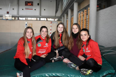 El sábado se celebró en las instalaciones del Estadio Larrabide la Cuarta Jornada Deporte y Mujer donde las 26 participantes asistieron a un encuentro en el que, a través de ejercicios prácticos se reforzó la autoestima y propia seguridad para aprender a afrontar situaciones de riesgo. Además tuvieron la oportunidad de adquirir conocimientos básicos utilizables y efectivos en un caso de riesgo físico.