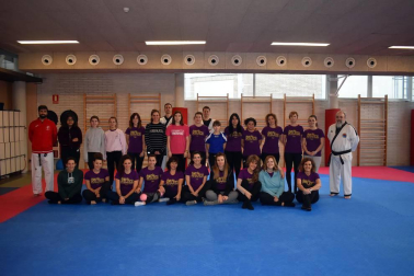 El sábado se celebró en las instalaciones del Estadio Larrabide la Cuarta Jornada Deporte y Mujer donde las 26 participantes asistieron a un encuentro en el que, a través de ejercicios prácticos se reforzó la autoestima y propia seguridad para aprender a afrontar situaciones de riesgo. Además tuvieron la oportunidad de adquirir conocimientos básicos utilizables y efectivos en un caso de riesgo físico.