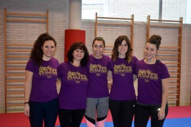 El sábado se celebró en las instalaciones del Estadio Larrabide la Cuarta Jornada Deporte y Mujer donde las 26 participantes asistieron a un encuentro en el que, a través de ejercicios prácticos se reforzó la autoestima y propia seguridad para aprender a afrontar situaciones de riesgo. Además tuvieron la oportunidad de adquirir conocimientos básicos utilizables y efectivos en un caso de riesgo físico.