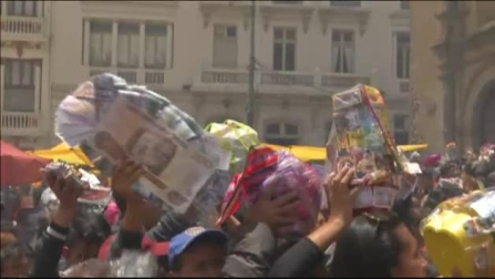 Miles de devotos en Bolivia piden al dios de la abundancia que les conceda los pequeños artículos pero en tamaño real