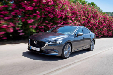 La berlina japonesa se actualiza con ligeros retoques que mejoran ya de por sí una propuesta cada vez más cercana al segmento premium. Salta a la vista por su estética deportiva y elegante, y un interior con una mayor calidad percibida