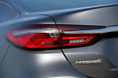La berlina japonesa se actualiza con ligeros retoques que mejoran ya de por sí una propuesta cada vez más cercana al segmento premium. Salta a la vista por su estética deportiva y elegante, y un interior con una mayor calidad percibida