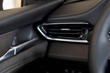 La berlina japonesa se actualiza con ligeros retoques que mejoran ya de por sí una propuesta cada vez más cercana al segmento premium. Salta a la vista por su estética deportiva y elegante, y un interior con una mayor calidad percibida