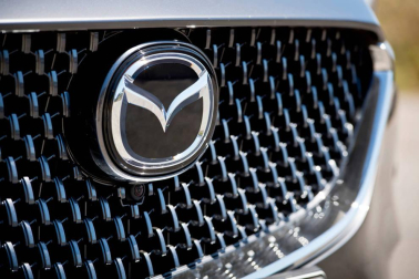 La berlina japonesa se actualiza con ligeros retoques que mejoran ya de por sí una propuesta cada vez más cercana al segmento premium. Salta a la vista por su estética deportiva y elegante, y un interior con una mayor calidad percibida