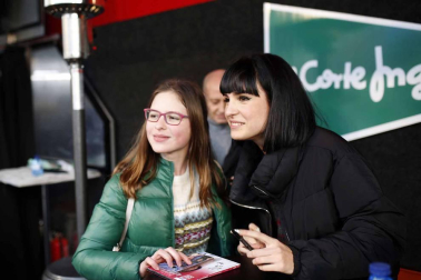 La finalista de 'Operación Triunfo' atendió a sus fans durante más de dos horas en la plaza del Baluarte