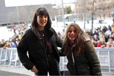 La finalista de 'Operación Triunfo' atendió a sus fans durante más de dos horas en la plaza del Baluarte