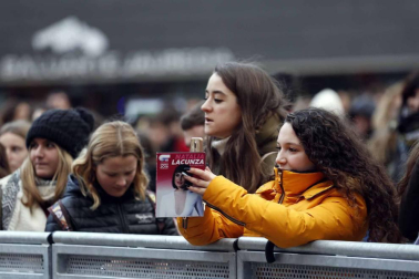 La finalista de 'Operación Triunfo' atendió a sus fans durante más de dos horas en la plaza del Baluarte