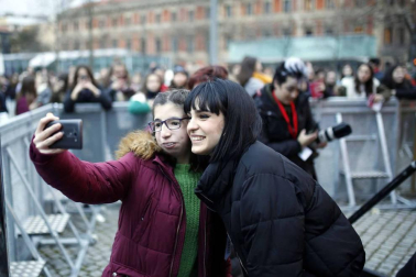 La finalista de 'Operación Triunfo' atendió a sus fans durante más de dos horas en la plaza del Baluarte