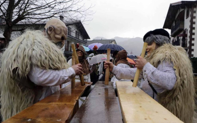 El mal tiempo y las bajas temperaturas no impidieron que decenas de vecinos de Sunbilla salieran a la calle para celebrar sus carnavales.