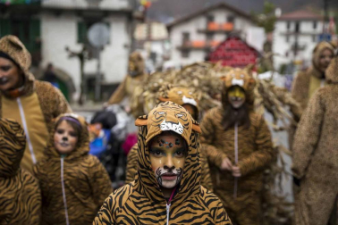 Decenas de vecinos festejaron el carnaval en Leitza con carrozas y un desfile callejero repleto de color