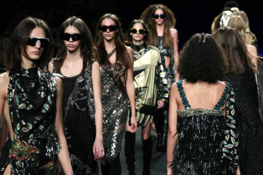 Custo, el rey del "glam", despierta el deseo de comprar una prenda por puro capricho
