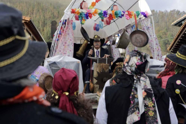El mal tiempo y las bajas temperaturas no impidieron que decenas de vecinos de Sunbilla salieran a la calle para celebrar sus carnavales.