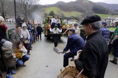El mal tiempo y las bajas temperaturas no impidieron que decenas de vecinos de Sunbilla salieran a la calle para celebrar sus carnavales.