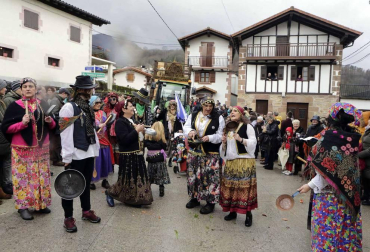 El mal tiempo y las bajas temperaturas no impidieron que decenas de vecinos de Sunbilla salieran a la calle para celebrar sus carnavales.