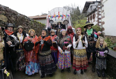 El mal tiempo y las bajas temperaturas no impidieron que decenas de vecinos de Sunbilla salieran a la calle para celebrar sus carnavales.