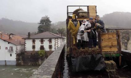 El mal tiempo y las bajas temperaturas no impidieron que decenas de vecinos de Sunbilla salieran a la calle para celebrar sus carnavales.