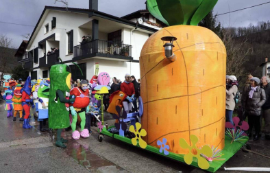 El mal tiempo y las bajas temperaturas no impidieron que decenas de vecinos de Sunbilla salieran a la calle para celebrar sus carnavales.