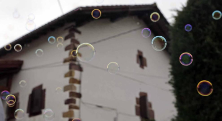 El mal tiempo y las bajas temperaturas no impidieron que decenas de vecinos de Sunbilla salieran a la calle para celebrar sus carnavales.