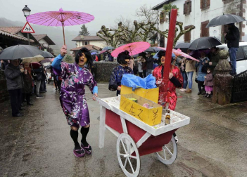 El mal tiempo y las bajas temperaturas no impidieron que decenas de vecinos de Sunbilla salieran a la calle para celebrar sus carnavales.