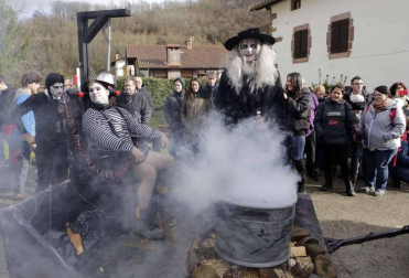 El mal tiempo y las bajas temperaturas no impidieron que decenas de vecinos de Sunbilla salieran a la calle para celebrar sus carnavales.