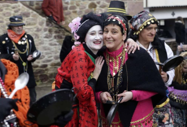 El mal tiempo y las bajas temperaturas no impidieron que decenas de vecinos de Sunbilla salieran a la calle para celebrar sus carnavales.