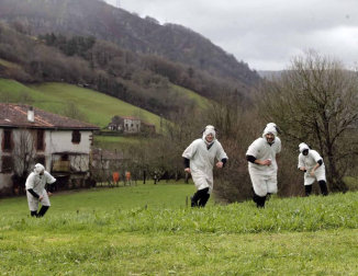 El mal tiempo y las bajas temperaturas no impidieron que decenas de vecinos de Sunbilla salieran a la calle para celebrar sus carnavales.