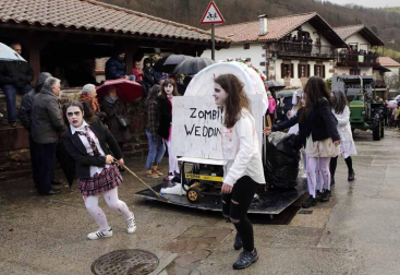 El mal tiempo y las bajas temperaturas no impidieron que decenas de vecinos de Sunbilla salieran a la calle para celebrar sus carnavales.