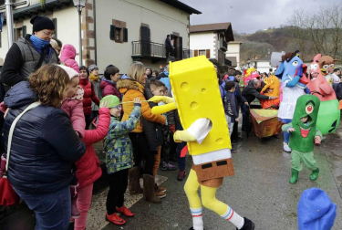El mal tiempo y las bajas temperaturas no impidieron que decenas de vecinos de Sunbilla salieran a la calle para celebrar sus carnavales.