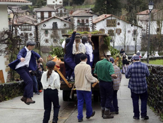 El mal tiempo y las bajas temperaturas no impidieron que decenas de vecinos de Sunbilla salieran a la calle para celebrar sus carnavales.