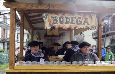 El mal tiempo y las bajas temperaturas no impidieron que decenas de vecinos de Sunbilla salieran a la calle para celebrar sus carnavales.