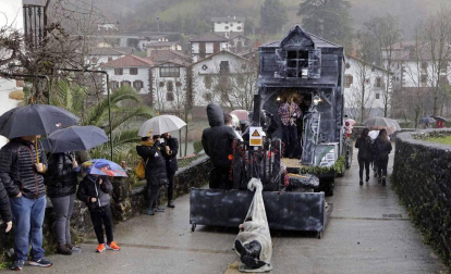 El mal tiempo y las bajas temperaturas no impidieron que decenas de vecinos de Sunbilla salieran a la calle para celebrar sus carnavales.